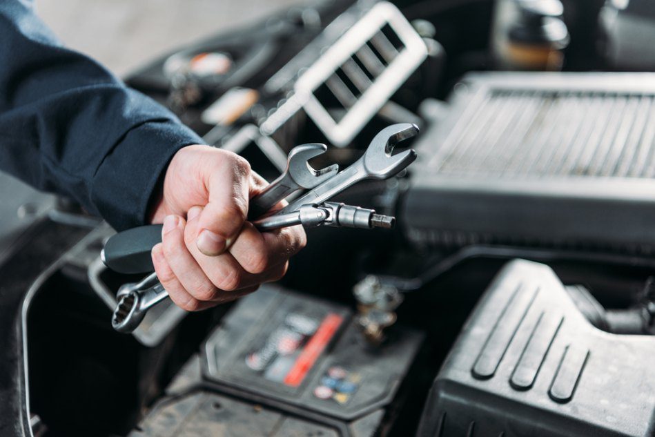 Risks of Using Improper Tools in Back Window Glass Repair